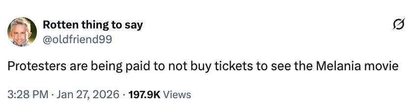 تغريدة بواسطة @oldfriend99: "يتم الدفع للمتظاهرين مقابل عدم شراء تذاكر لمشاهدة فيلم ميلانيا."