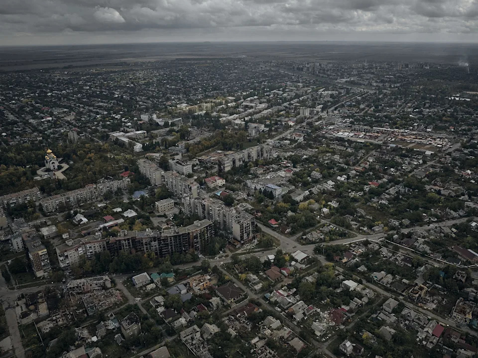 منظر جوي عام يظهر مدينة بوكروفسك المدمرة مغطاة بضباب الصباح في أكتوبر، بعد أشهر من القتال العنيف.
