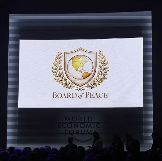 شاشات عرض كبيرة "مجلس السلام" الشعار في حدث المنتدى الاقتصادي العالمي، مما يخلق إحساسًا بالهيبة والدبلوماسية العالمية