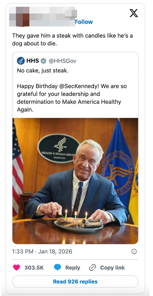 رجل يجلس على طاولة مع شريحة لحم مغطاة بالشموع المضاءة. وهنأه مغرد بعيد ميلاده السعيد، مشيدا بقيادته وإصراره