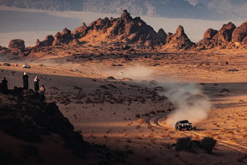 المناظر الطبيعية الصحراوية مع المركبات والمتفرجين