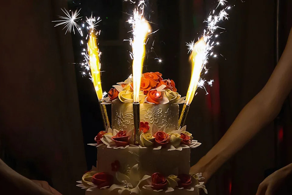 جيتي ستوك صورة من الماسات على كعكة الزفاف