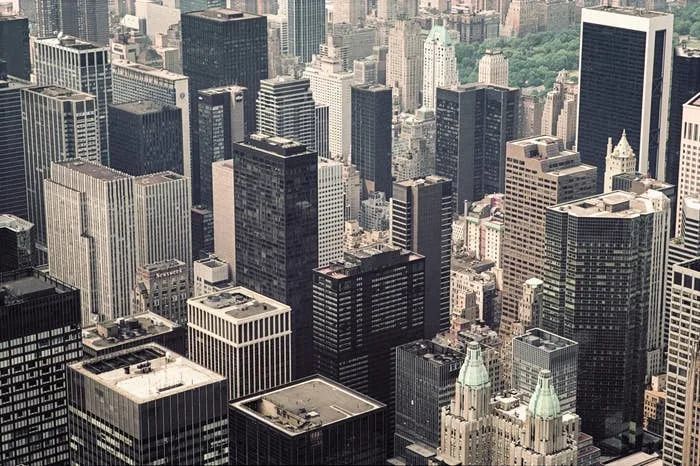 منظر جوي لأفق المدينة الصاخب مع ناطحات السحاب الشاهقة التي تعرض الهندسة المعمارية الحضرية وحياة المدينة الكثيفة