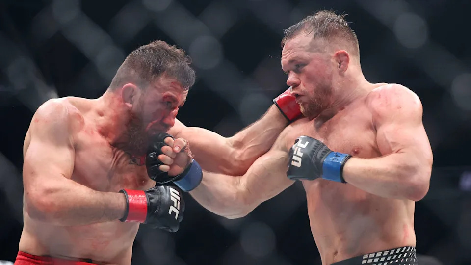 لاس فيجاس، نيفادا - 06 ديسمبر: يقاتل ميراب دفاليشفيلي من جورجيا (يسار) بيتر يان من روسيا خلال معركة على لقب وزن الديك خلال UFC 323 في T-Mobile Arena في 06 ديسمبر 2025 في لاس فيغاس، نيفادا. (تصوير إيان مولي / غيتي إيماجز)