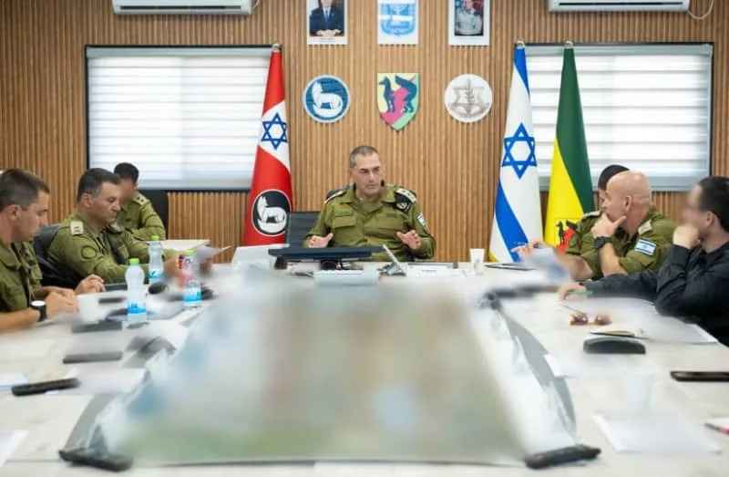 رئيس أركان جيش الدفاع الإسرائيلي اللفتنانت جنرال. إيال زمير (في الوسط) يخاطب كبار أفراد القيادة الجنوبية في مقر القيادة الإقليمية، 18 يونيو، 2025. (IDF SPOKESPERSON'S UNIT)