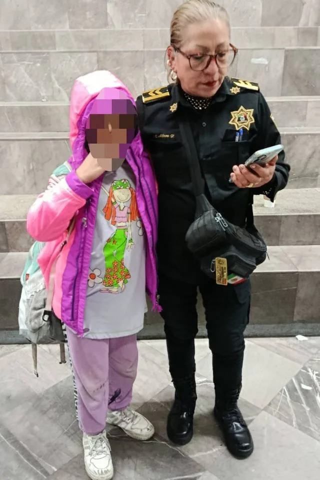 Comisaria General de Seguridad Ciudadana/Facebook العثور على فتاة مفقودة في محطة للحافلات في مكسيكو سيتي مع مسؤول في الشرطة