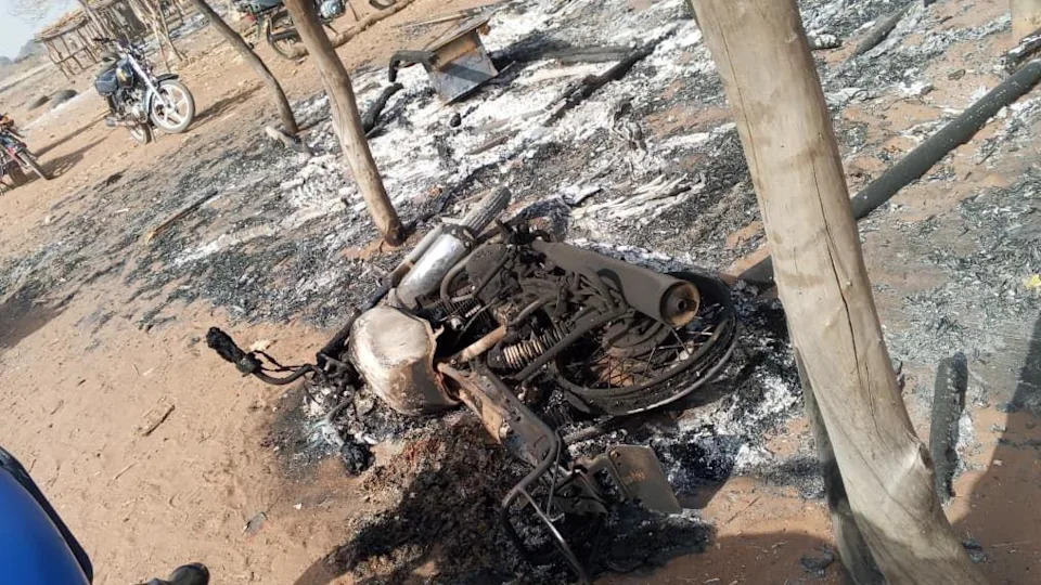 دراجة نارية محترقة ملقاة على جانبها.