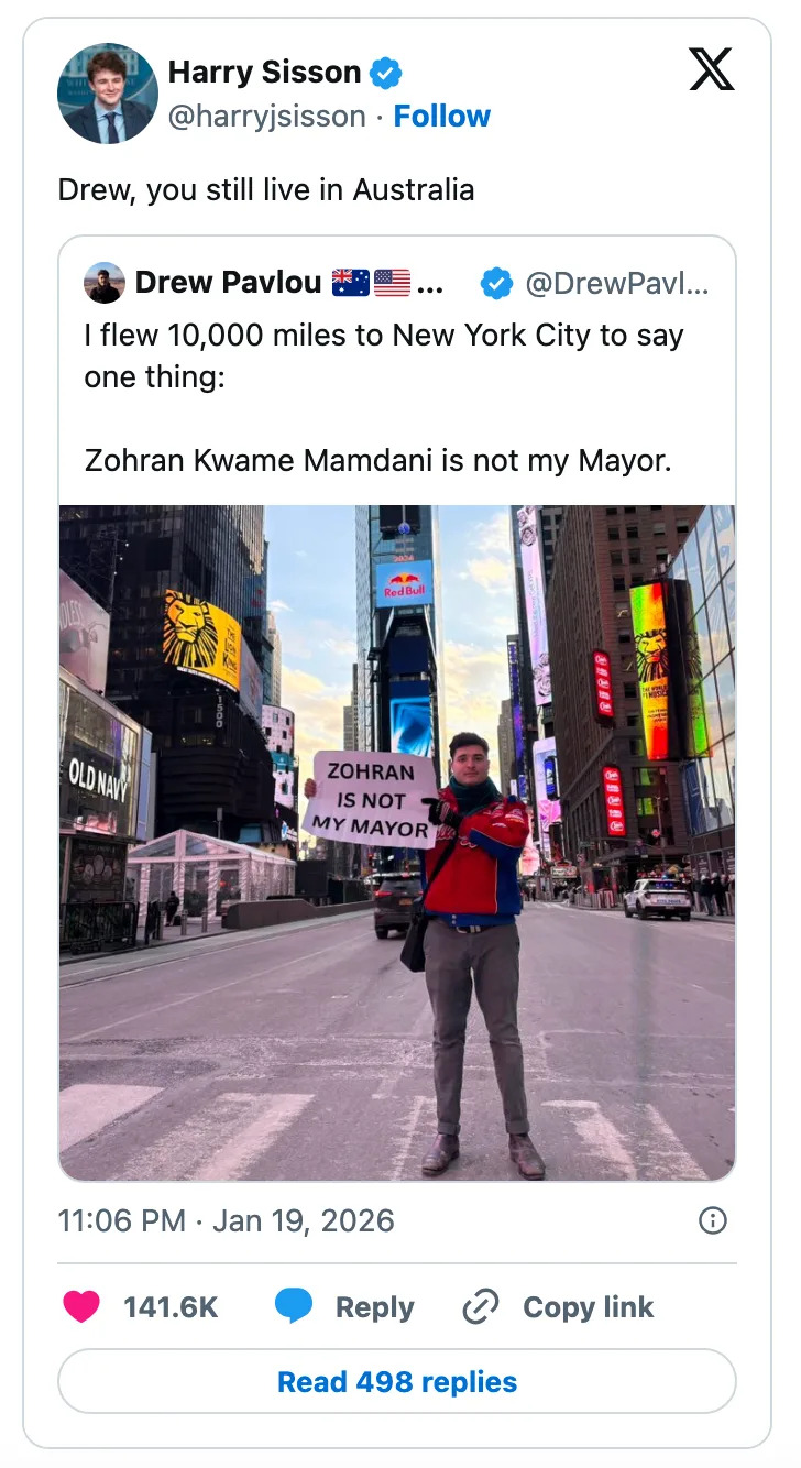 شخص في تايمز سكوير يحمل لافتة تقرأ "زهران كوامي ممداني ليس عمدة بلدي" في لقطة شاشة لمنشور على وسائل التواصل الاجتماعي