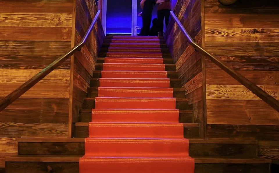 الدرج الضيق من الطابق السفلي في Le Constellation