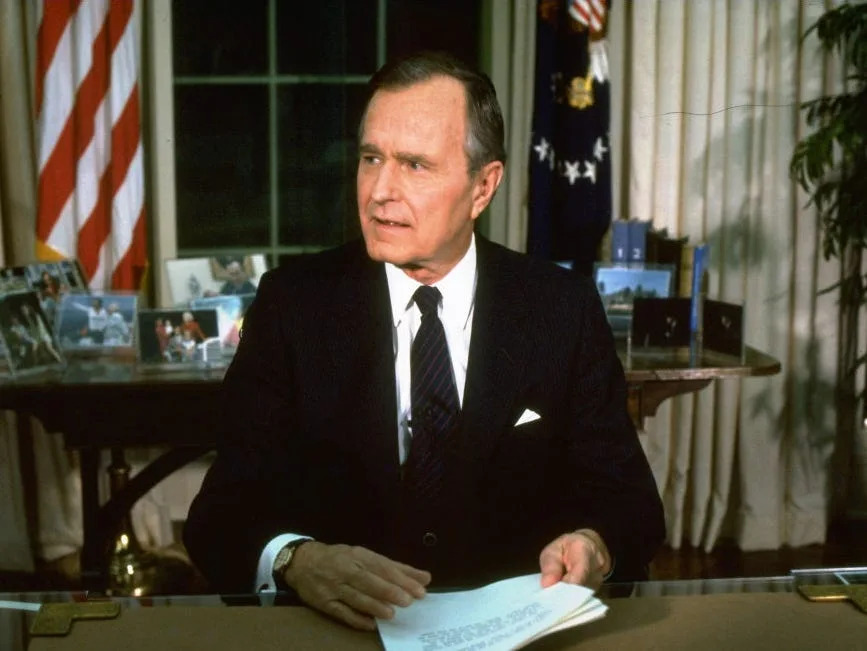 الرئيس جورج بوش الأب.