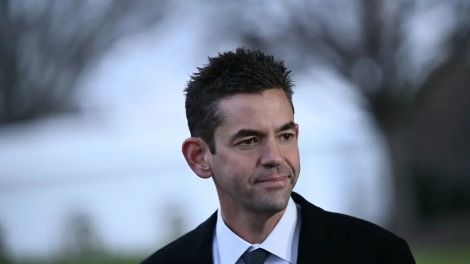 مدير ناسا جاريد إسحاقمان يسير خارج البيت الأبيض في واشنطن في ديسمبر. – بريندان سميالوفسك / وكالة الصحافة الفرنسية / غيتي إيماجز