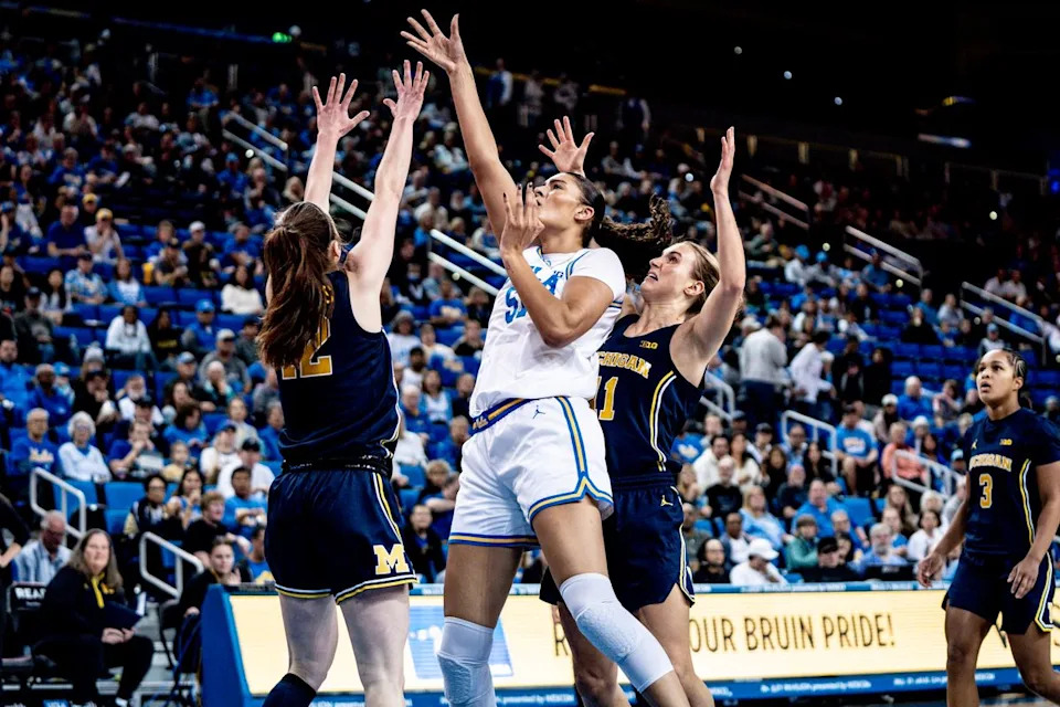UCLA C Lauren Betts (51) يسجل هدفًا على اثنين من المدافعين خلال مباراة كرة سلة NCAA ضد فريق Michigan Wolverans، الأربعاء 1 يناير 2025 في لوس أنجلوس، كاليفورنيا.