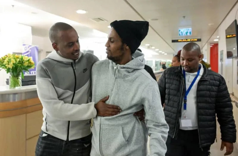 الرهينة السابق، أفيرا منغيستو، يجتمع مع عائلته بعد 10 سنوات من الأسر لدى حماس (Credit: MAAYAN TOAF/GPO)