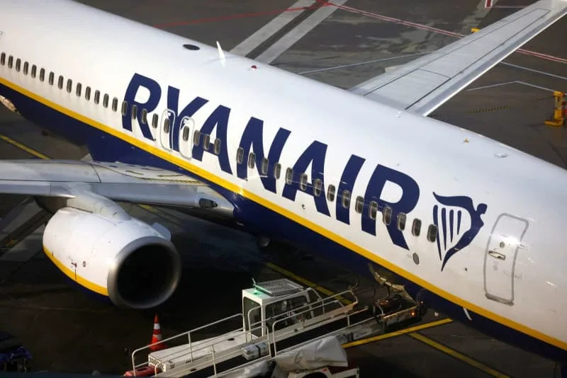 طائرة ركاب تابعة لشركة Ryanair متوقفة في مطار كولونيا/بون. توماس بانيير/ وكالة الأنباء الألمانية