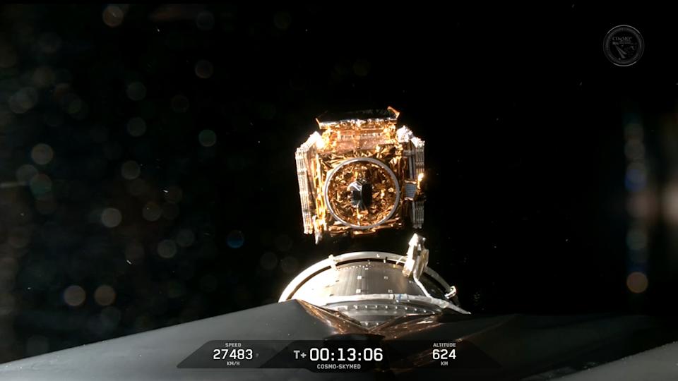 ينتشر قمر صناعي ذهبي يشبه الصندوق في مدار الأرض من المرحلة العليا للصاروخ