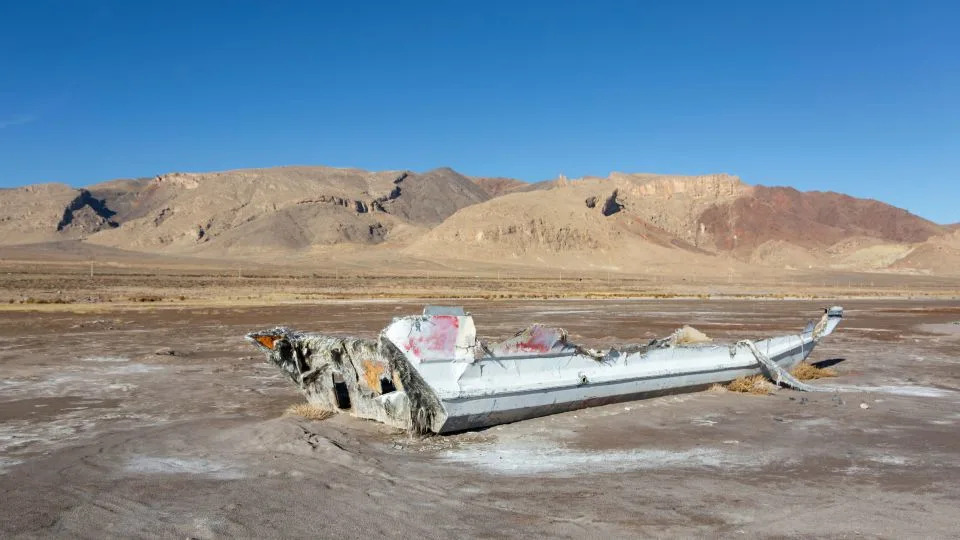 بقايا قارب على قاع بحيرة أورميا الجاف في شمال غرب إيران في 19 ديسمبر 2025. تقلصت البحيرة بسبب الجفاف وبناء السدود على الأنهار واستخراج المياه الجوفية على نطاق واسع. - مرتضى أمينورويايي / ميدل إيست إيمجز / وكالة الصحافة الفرنسية / غيتي إيماجز