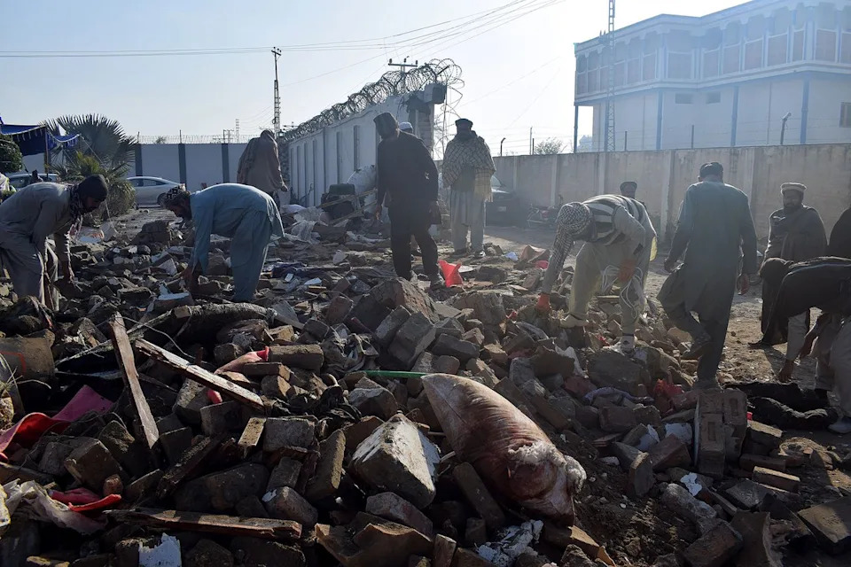 حسين علي/ الأناضول عبر غيتي آثار التفجير الانتحاري الذي وقع في حفل زفاف في ديرا إسماعيل خان، باكستان