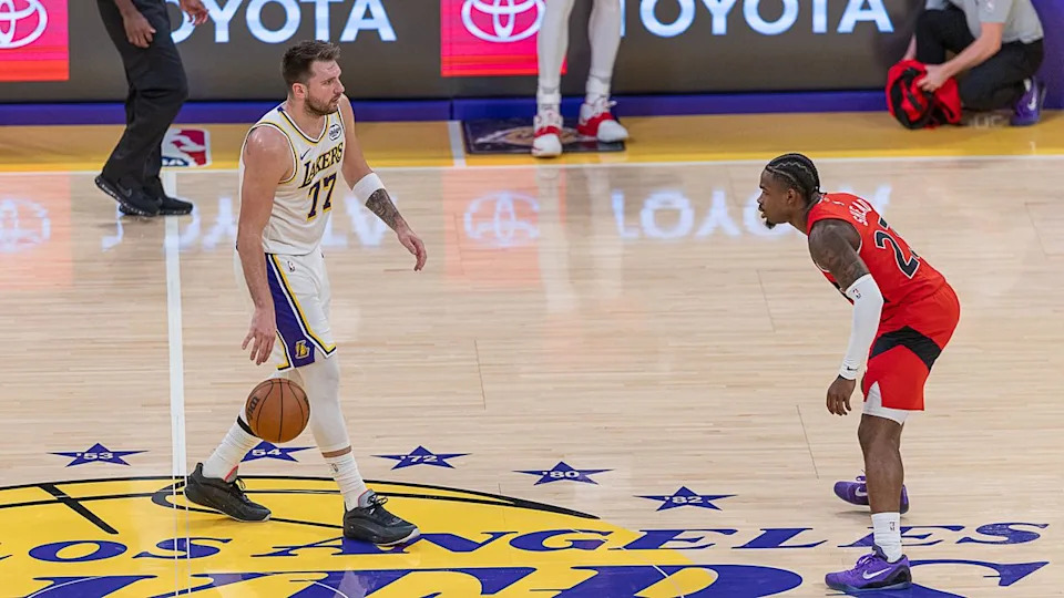 لوس أنجلوس ليكرز لوكا دونسيتش 77 يراوغ الكرة خلال مباراة الدوري الاميركي للمحترفين ضد تورونتو رابتورز يوم الأحد 18 يناير 2026، في لوس أنجلوس كاليفورنيا. 