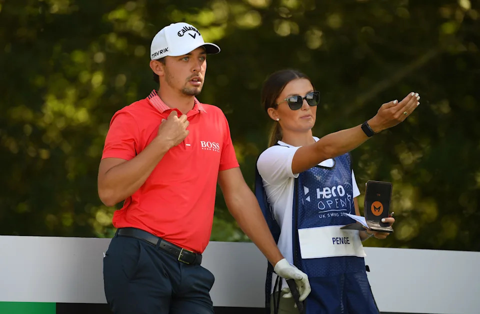 يتحدث ماركو بينج من إنجلترا إلى علبة صوفي لامب في اليوم الثامن عشر خلال اليوم الأول من بطولة البطل المفتوحة في ماريوت فورست أوف أردن في 30 يوليو 2020 في برمنغهام، إنجلترا.