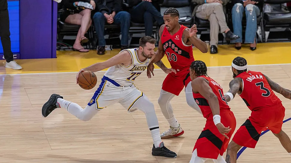 لوس أنجلوس ليكرز لوكا دونسيتش 77 يراوغ الكرة خلال مباراة الدوري الاميركي للمحترفين ضد تورونتو رابتورز يوم الأحد 18 يناير 2026، في لوس أنجلوس كاليفورنيا. 