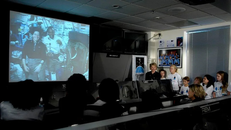 الدكتور جون سكوبي رودجرز، مؤسس مركز تشالنجر، يحيي رائدي الفضاء باربرا مورغان وبنجامين درو جونيور خلال رابط مباشر للطلاب في المركز في 16 أغسطس 2007. - Paul E. Alers/NASA