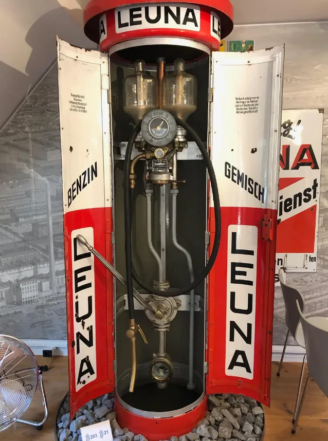مضخة غاز Leuna العتيقة مع آلات داخلية مرئية، محاطة بالصخور، معروضة في محيط المتحف