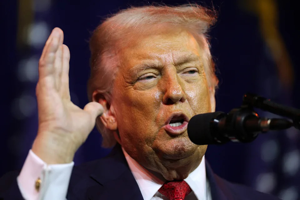 الرئيس الأمريكي دونالد ترامب يلقي كلمة أمام منتجع جمهوري بمجلس النواب في مركز جون إف كينيدي للفنون المسرحية