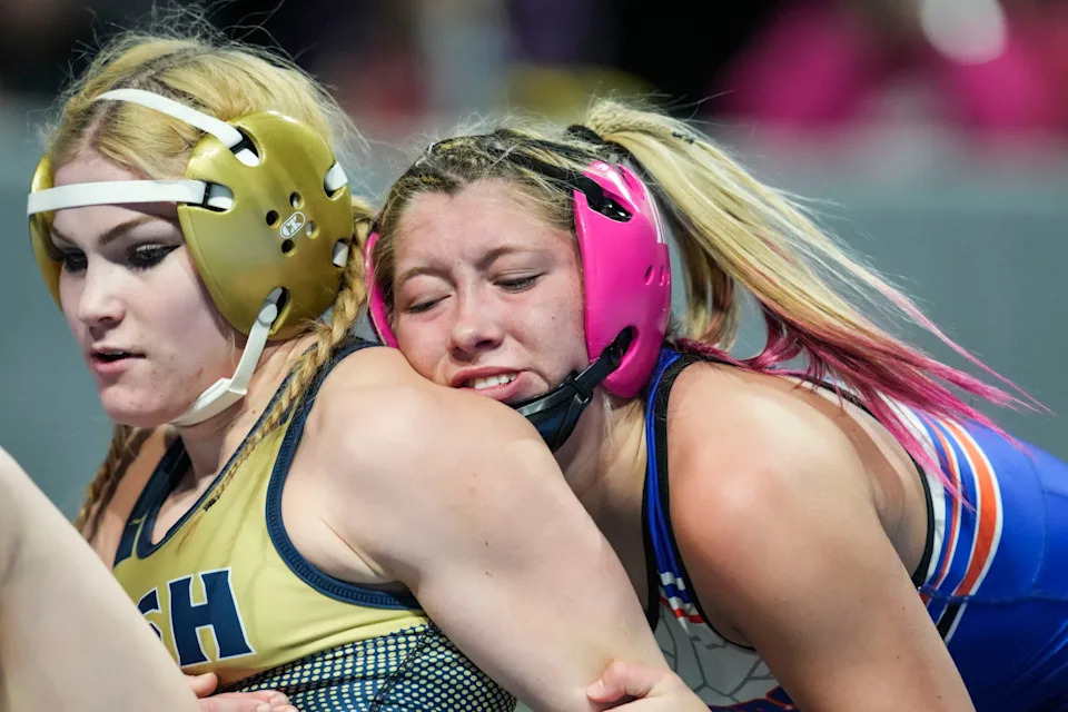 يتنافس كيندال مو من كاثيدرال مو وموريا مورفيت من وايتلاند كوميونيتي يوم الجمعة، 16 يناير 2026، في مباراة بطولة نوبة 115 رطلاً في نهائيات ولاية مصارعة الفتيات IHSAA 2026 في كورتيفا كوليسيوم في أرض معارض ولاية إنديانا في إنديانابوليس. فاز مو بسقوط التكنولوجيا 17-1.