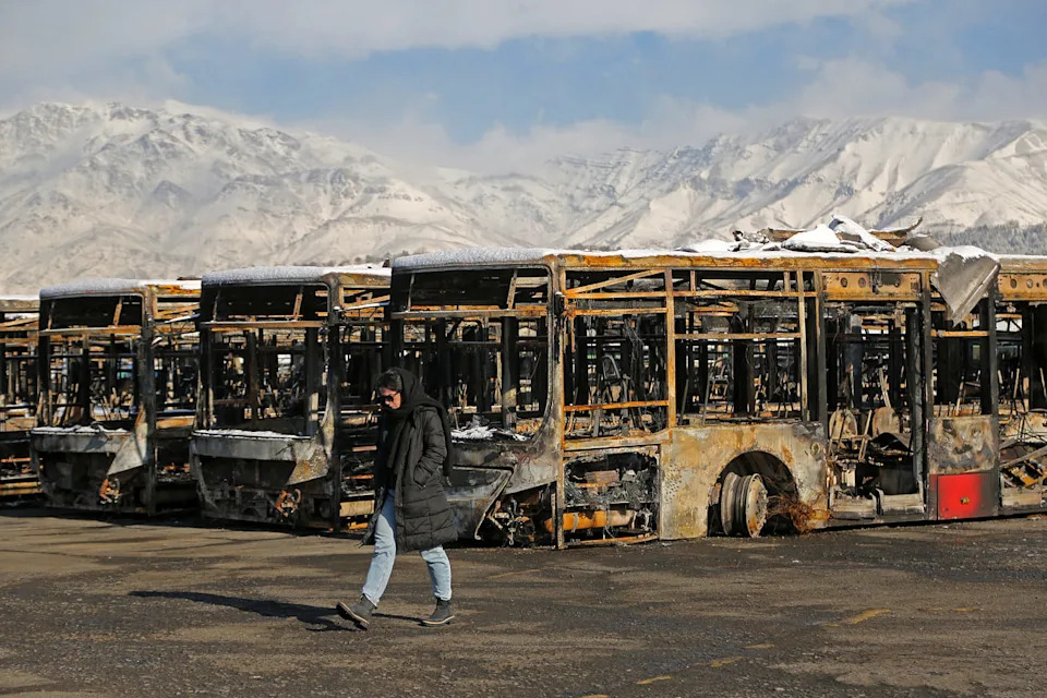 أضرار جسيمة في طهران بعد الاحتجاجات على الأزمة الاقتصادية (فاطمة بهرامي / الأناضول عبر غيتي إيماجز)