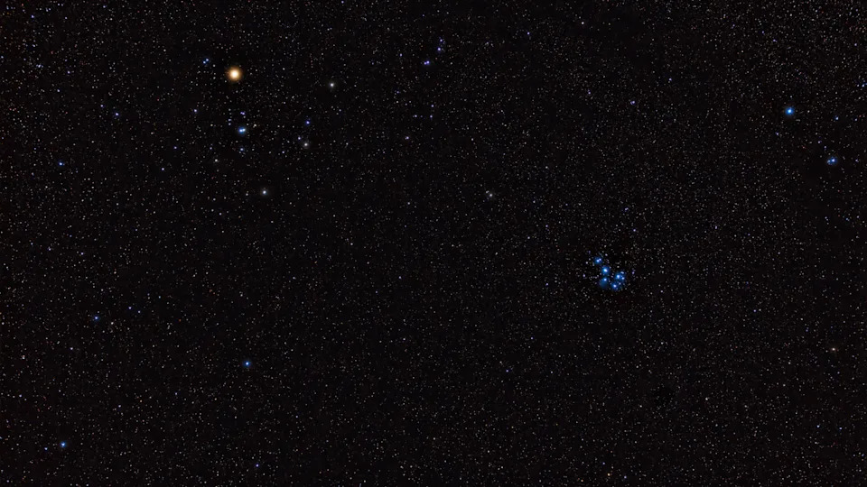 مجموعة من النقاط الزرقاء الساطعة من النجوم على خلفية الفضاء السحيق