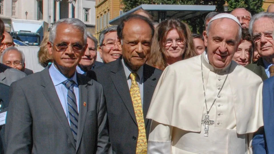 راماناثان (أقصى اليسار) مع البابا فرانسيس وباحثين آخرين بعد ورشة عمل مشتركة بين الأكاديمية البابوية للعلوم والأكاديمية البابوية للعلوم الاجتماعية في عام 2014 في الفاتيكان. - لورينزو روموري