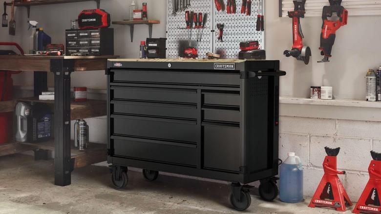 صورة تظهر معدات الحرفيين في المرآب