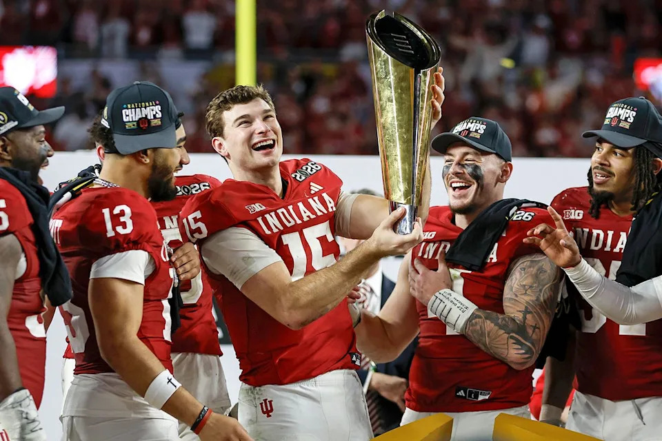 David Rosenblum/Icon Sportswire عبر Getty Fernando Mendoza رقم 15 من فريق Indiana Hoosiers يرفع الكأس بعد فوز فريق Indiana Hoosiers بلعبة البطولة الوطنية لكرة القدم الجامعية لعام 2026.