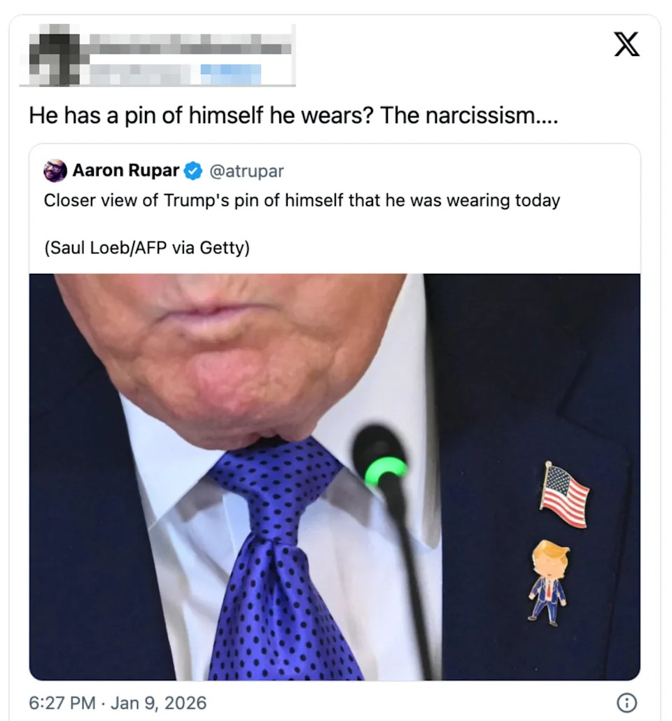 تغريدة عن شخص يرتدي دبوسًا لنفسه، وتظهر فيه صورة مقربة للدبوس الموجود على البدلة