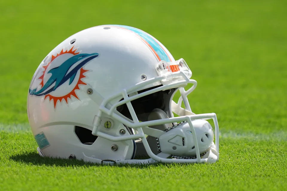 منظر عام لخوذة Miami Dolphins.