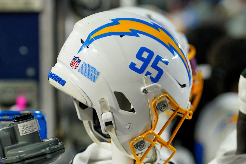 منظر عام لخوذة Los Angeles Chargers.