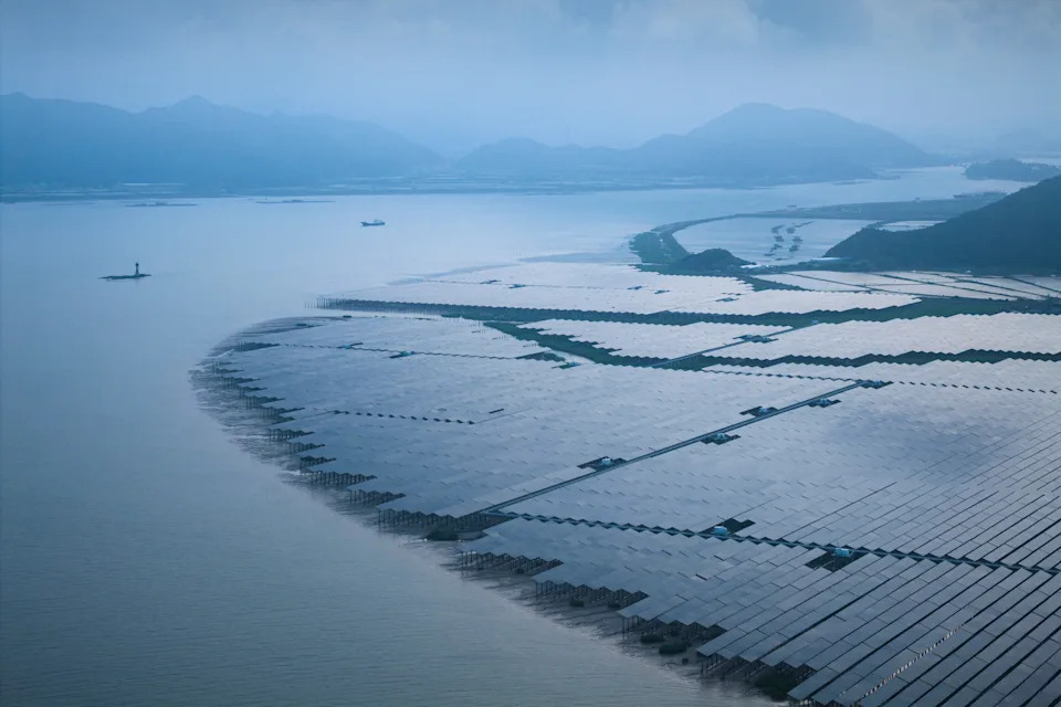 مزرعة للطاقة الشمسية مبنية على مسطح مد وجزر في مقاطعة شيانغشان بمقاطعة تشجيانغ. ويمين تشو