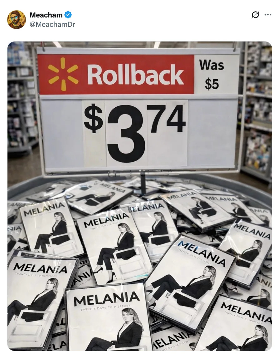 كتب مخفضة بعنوان "ميلانيا: السيدة الأولى في البيت الأبيض" يتم عرضها تحت علامة بيع توضح تخفيض السعر