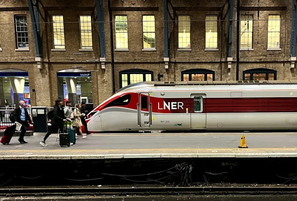 يبدو أن CCTV تظهر أن عناصر الطعام التي تم التخلص منها في سلة المهملات قد استعادها السيد دافي بحضور زميل (سايمون كالدر)