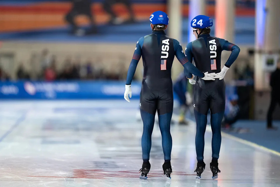 يهدأ إيثان سيبوران، على اليسار، وكيسي داوسون بعد أول سباقين جماعيين للرجال في 5 يناير.