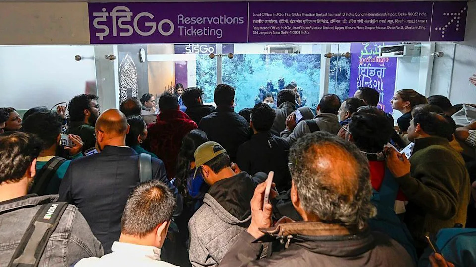 شوهد الركاب في اندفاع شديد وفوضى في مكتب IndiGo في المبنى رقم 1 بمطار أنديرا غاندي الدولي بعد أن تسبب خلل فني في IndiGo في تأخير وإلغاء رحلات متعددة في 4 ديسمبر 2025 في نيودلهي، الهند.