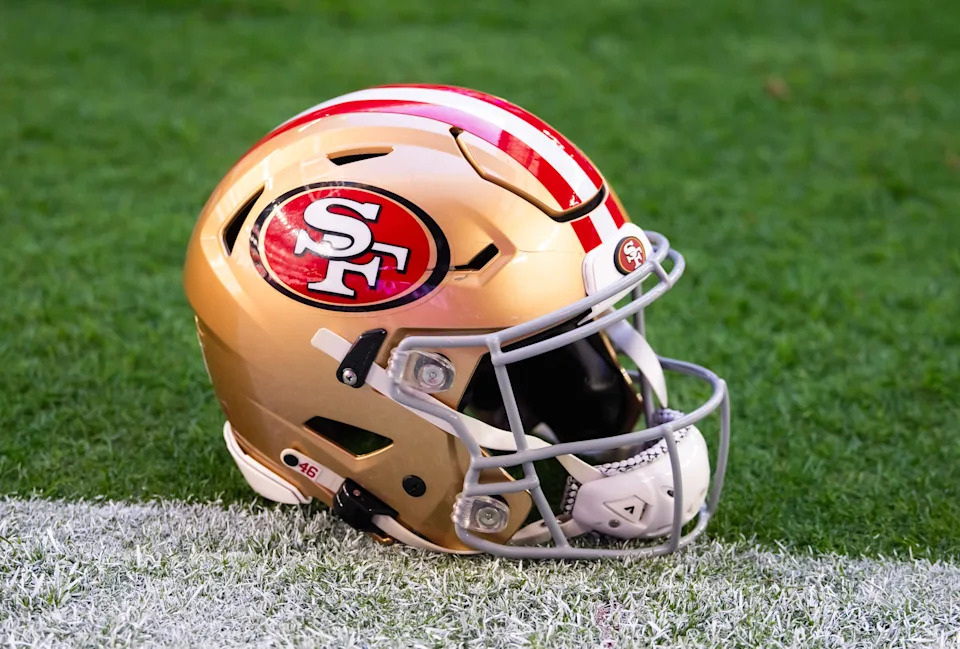 عرض تفصيلي لخوذة سان فرانسيسكو 49ers في ملعب ستيت فارم.