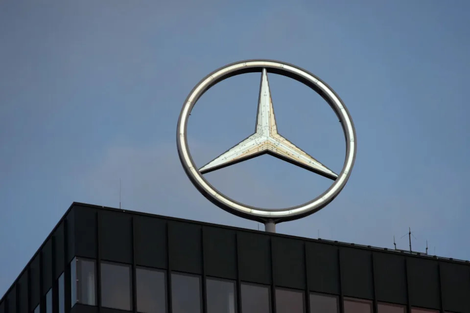 10 نوفمبر 2025؛ برلين، ألمانيا؛ شعار مرسيدس بنز في مبنى مركز أوروبا. الائتمان الإلزامي: صور كيربي لي-إيماجن