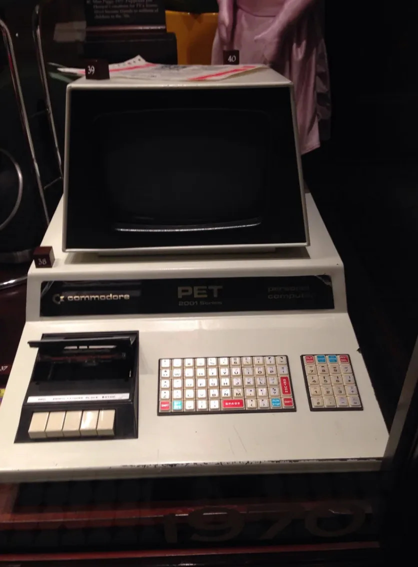 كمبيوتر صغير Commodore PET 2001 معروض على الشاشة، ويتميز بشاشة صغيرة ولوحة مفاتيح مع لوحة رقمية