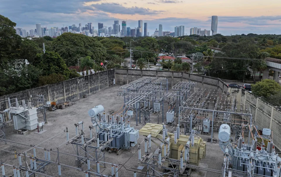 منظر علوي يظهر محطة طاقة فرعية مزودة بالأسلاك والمعدات.