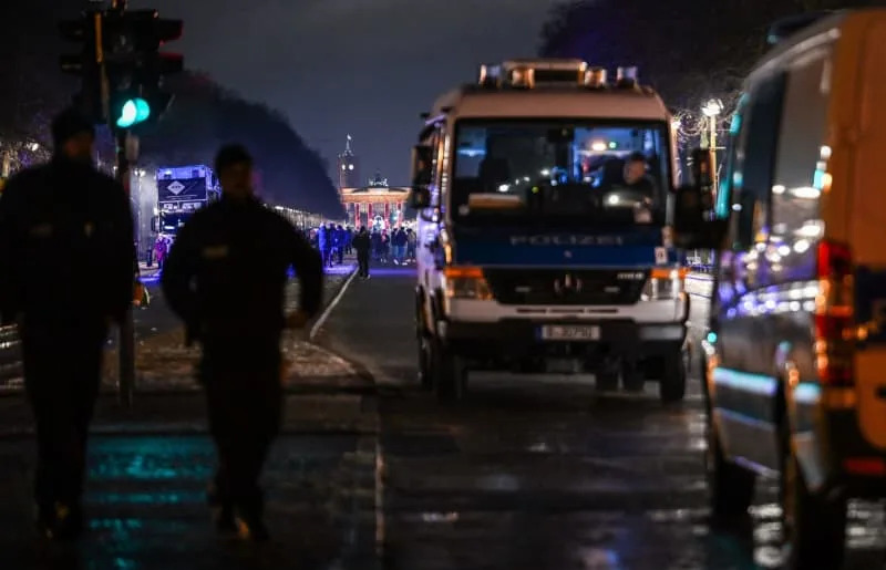 ضباط الشرطة ومركباتها يقفون على أهبة الاستعداد في شارع 17 يونيو للاحتفال بليلة رأس السنة الجديدة 