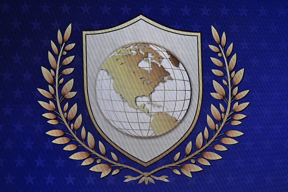 شعار الكرة الأرضية مع إكليل الغار على الدرع، موضوع على خلفية منقوشة