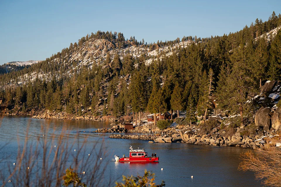 دوريات منطقة تاهو دوغلاس للحماية من الحرائق البحرية 24 على بحيرة تاهو (آل دراغو/ غيتي إيماجز)