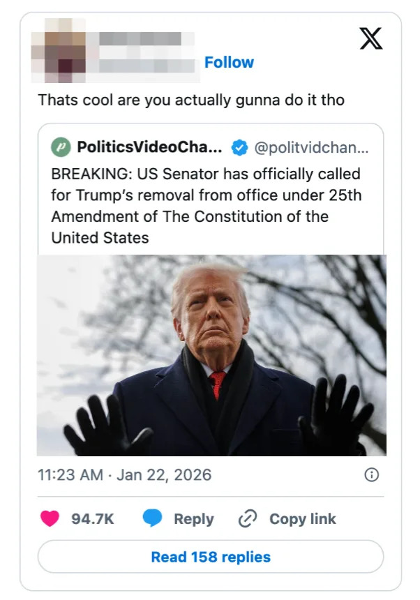 منشور على وسائل التواصل الاجتماعي مع شخص يعلق على تغريدة إخبارية حول استدعاء عضو مجلس الشيوخ الأمريكي للتعديل الخامس والعشرين لإزالة ترامب