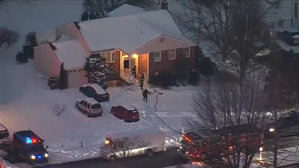 في الصورة: الشرطة في مكان الحادث بعد العثور على ثلاث جثث داخل منزل في نورثهامبتون تويب، مقاطعة باكس في 26 يناير 2026.